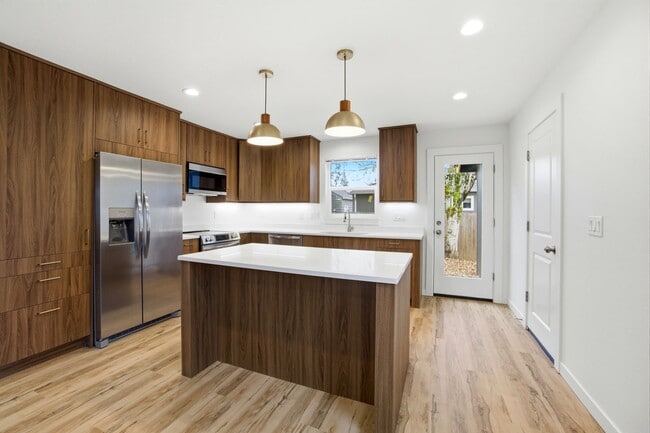 Building Photo - Newly Renovated 2 Bedroom Home