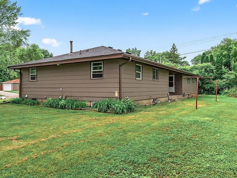 Building Photo - 800-802 Parkview Ln N