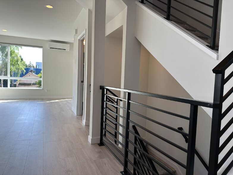 Building Photo - 216 10th Ave E
