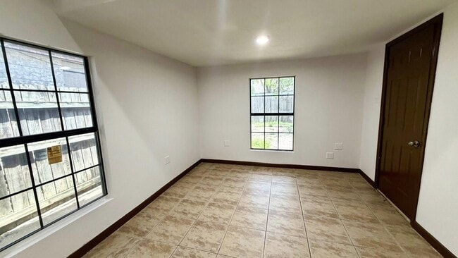 Building Photo - 1419 Reagan Dr
