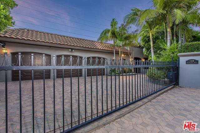 Gated motor court - 7218 Mulholland Dr