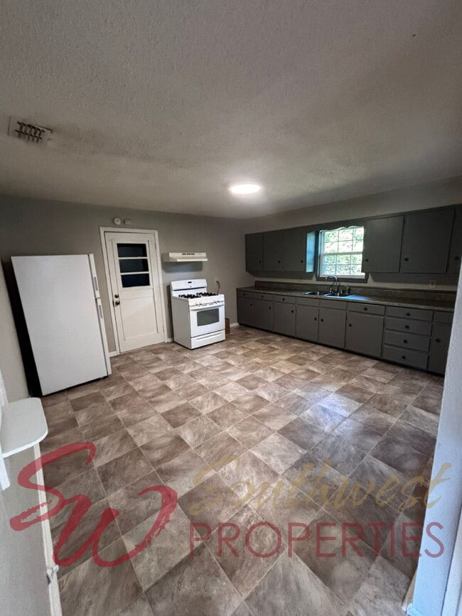 Building Photo - Cozy 2 Bed, 1 Bath Home