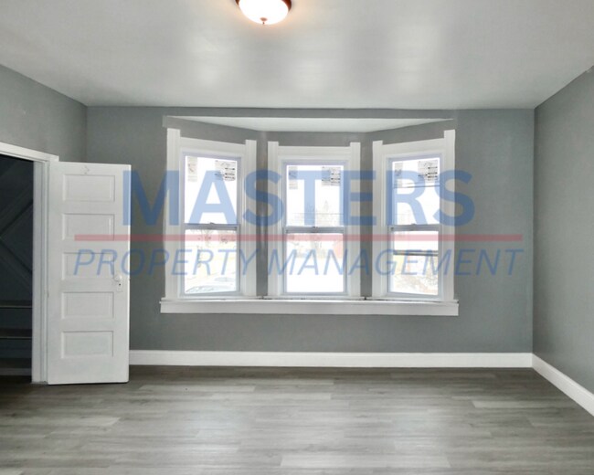 Building Photo - Spacious Rental | Convenient Central Location