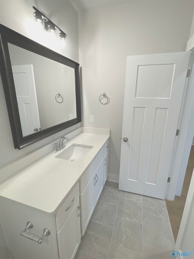 Building Photo - 142 Rugby Dr