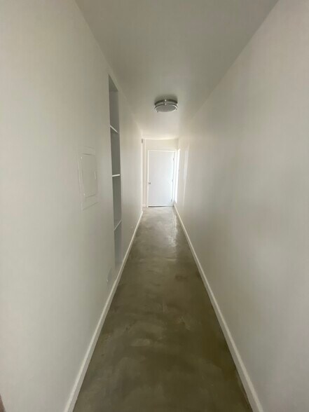 Building Photo - 313 Ocean Front Walk