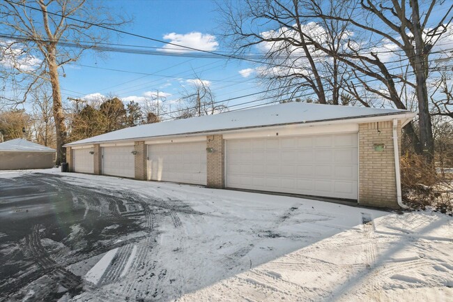 Building Photo - 4021 Hillandale Rd