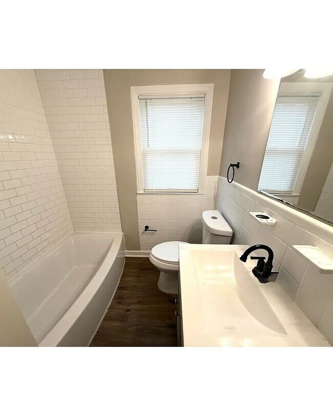 Building Photo - 4 Bedroom on Detroit's West Side!