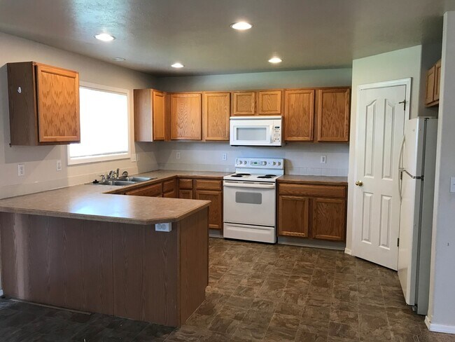 Building Photo - 3137 W Pudu St