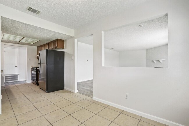 Building Photo - 1800 Cameo Dr