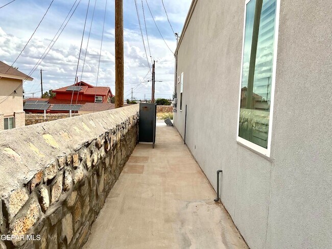 Building Photo - 8919 Eclipse St