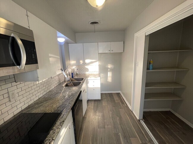 Building Photo - 3 bedroom, 3 bath