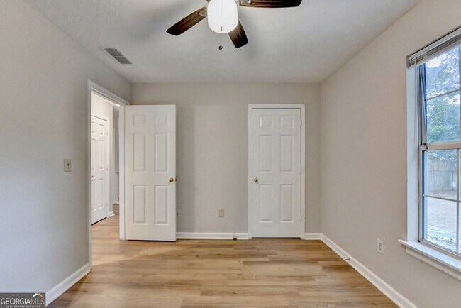 Building Photo - 2115 Glynmoore Dr
