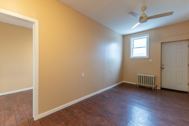 Building Photo - Recently renovated 1 bedroom, 1 bathroom a...