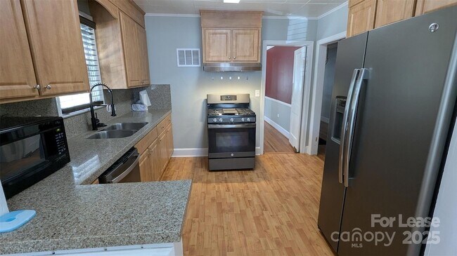 Building Photo - 1507 Woodland Dr