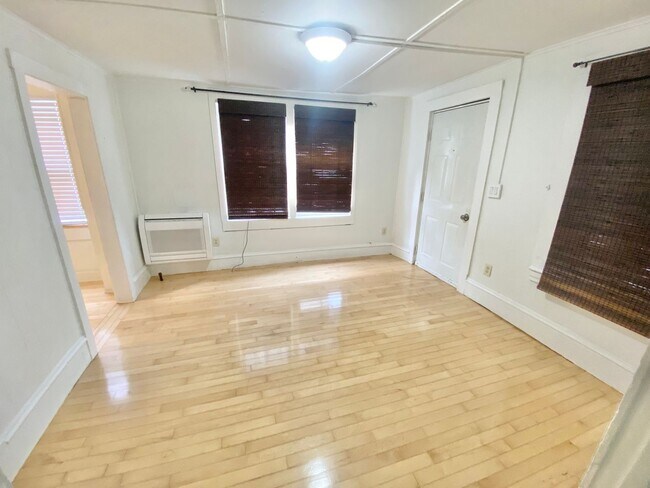 Building Photo - 3 Bedroom in Burlington Available Anytime in May or 6/1!