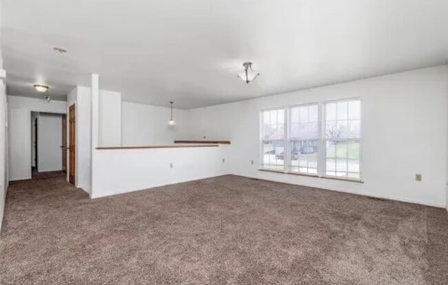 Building Photo - 621 Twin Valley Dr