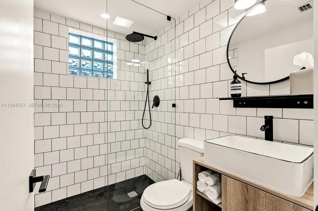 Building Photo - 1237 NW 33rd Ave