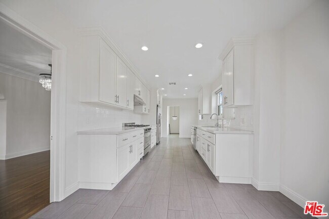 Building Photo - 1148 S Stanley Ave