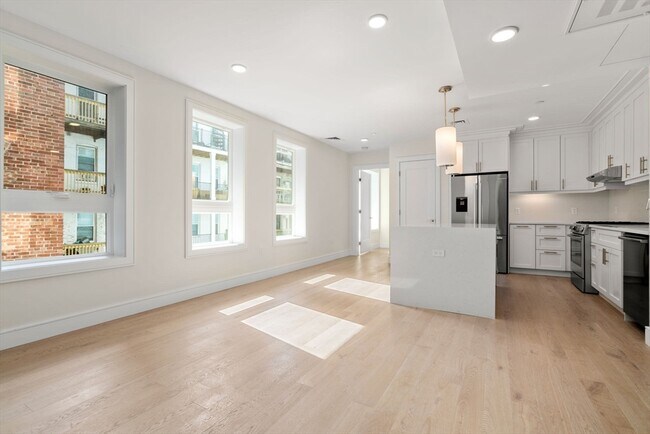 Primary Photo - 301 Border St