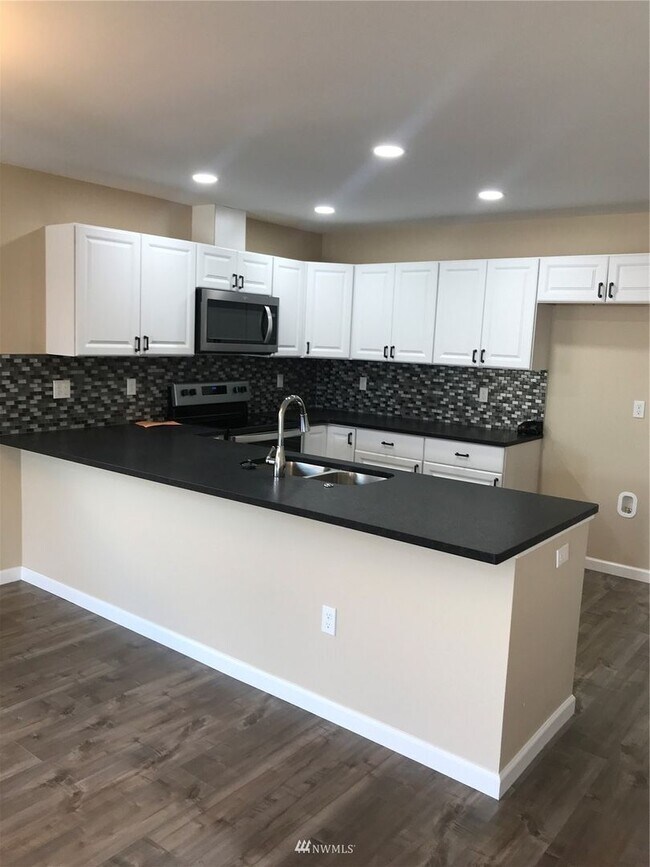 Building Photo - Conveniently Located Eastgate Home with Garage