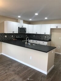 Building Photo - 3-Bedroom Home with Garage and Fenced Yard in Prime Location