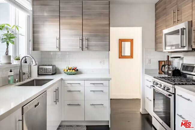 Building Photo - 829 Superba Ave