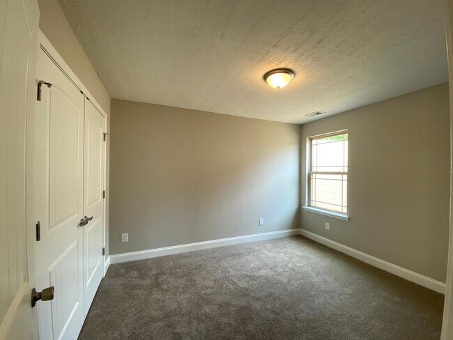 Building Photo - Spacious & Modern Home for Rent - One Leve...
