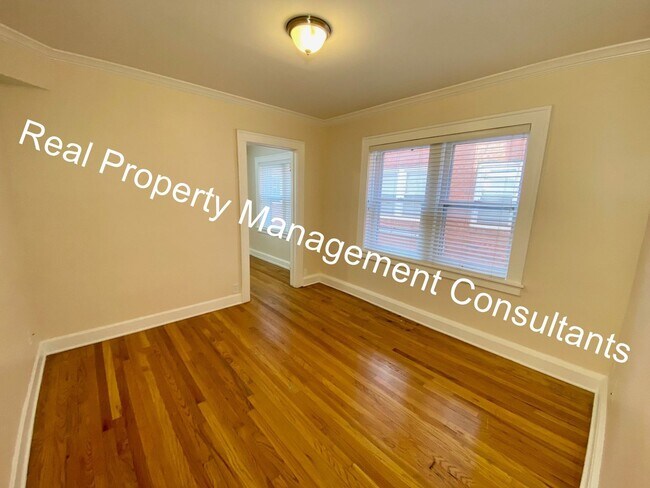 Building Photo - 2-Bed Apartment Close to the Plaza