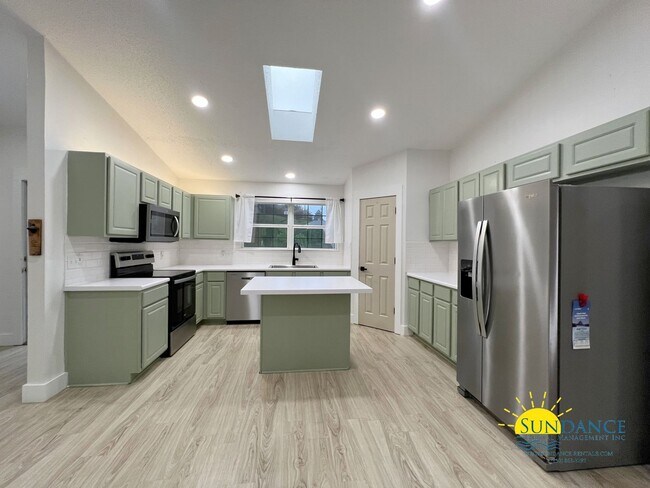 Building Photo - Charming 3-Bedroom + Office Home in Crestview, Prime Location Near I-10 & FL-85!