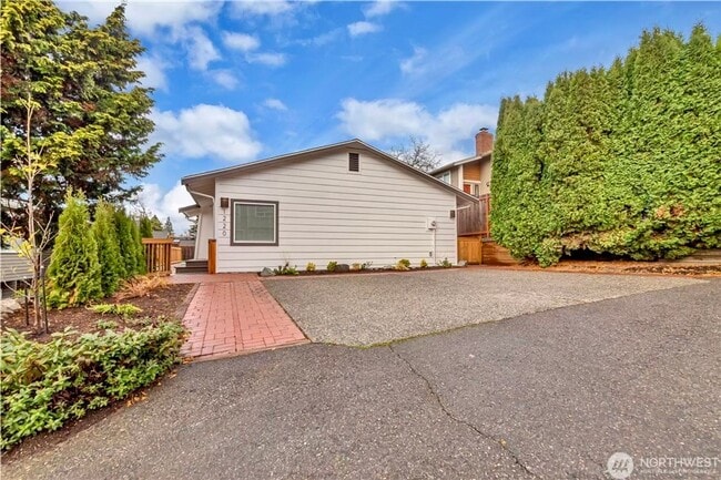 Building Photo - Lower Kennydale 3 bed/2 bath Rambler!