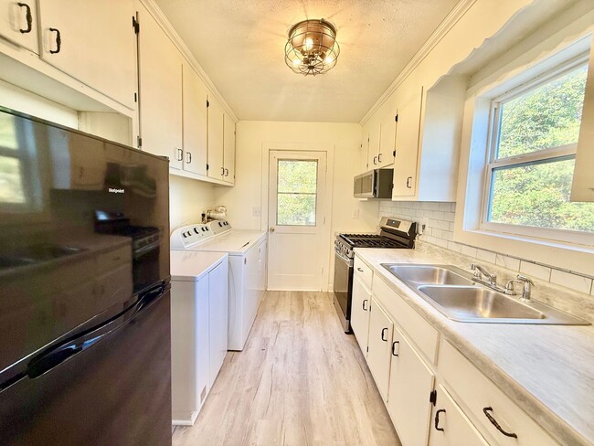 Building Photo - Updated 2-bedroom home close to Farmville