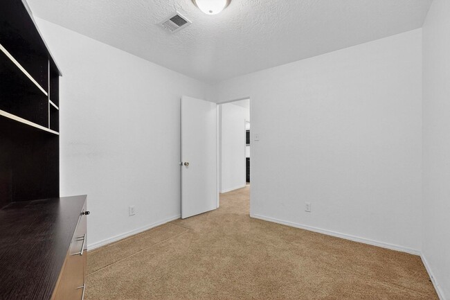 Building Photo - 3 Bedroom 2 Bath with 2 car garage