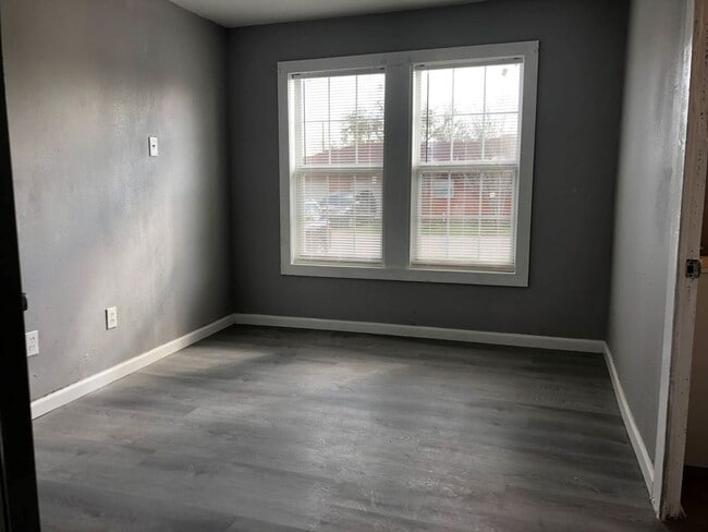 Building Photo - 102 N Avenue A