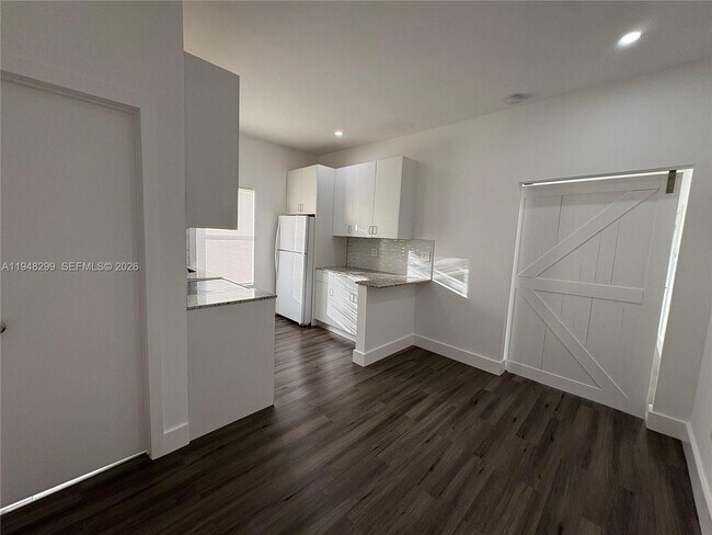 Building Photo - 3237 SW 4th St