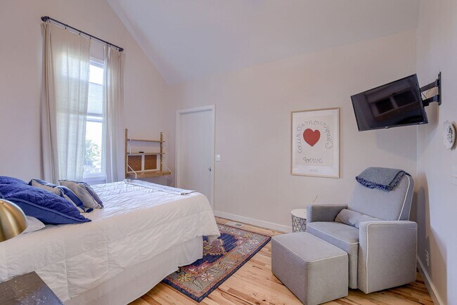 Building Photo - Charming 2 Bedroom Just Minutes from the Old Market!!