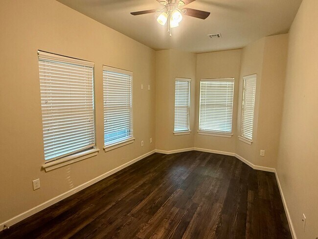 Building Photo - Beautiful 2 Bed 2 Bath! $500 Off First Ful...