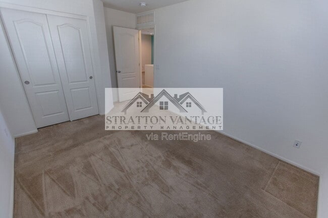 Building Photo - 928 S Hawk Ln