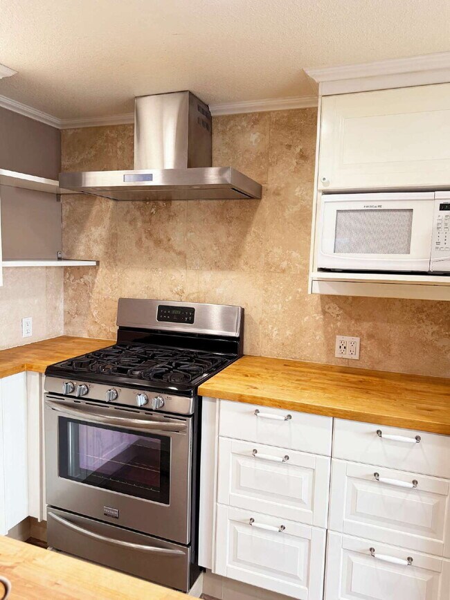 Building Photo - Updated 1-Bedroom Retreat in the Heart of the Springs.