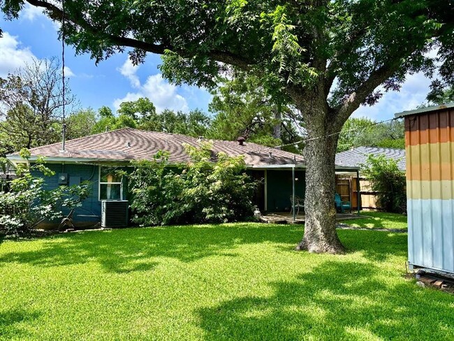 Building Photo - 2306 Hialeah Dr