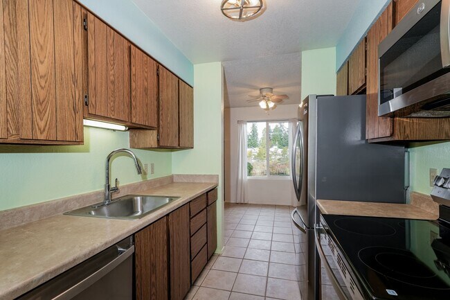 Building Photo - 2 Bedroom 2 Bathroom Sits Right on the Sho...