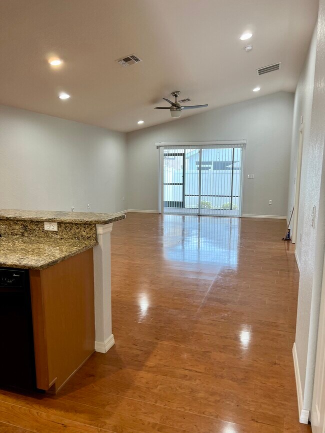 Building Photo - 12305 NE 48th Loop
