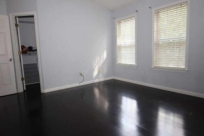 Building Photo - 3 Bedroom Townhome in the Heart of Dulth
