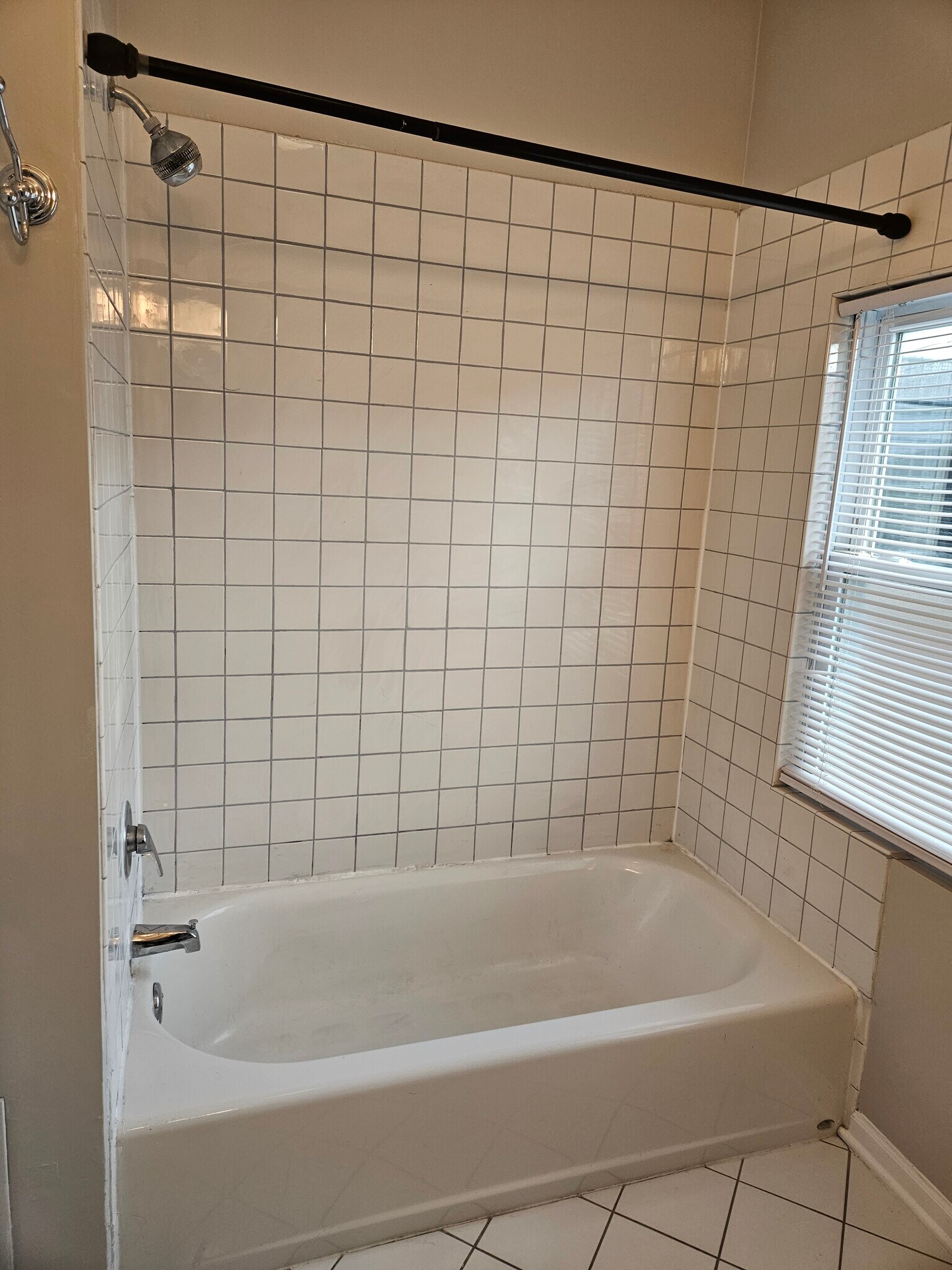 tub/shower - 3249 N Lakewood Ave