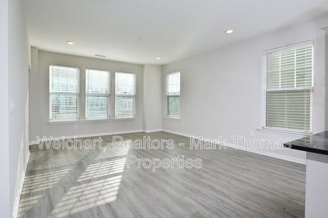 Building Photo - 1043 Manorhaven Dr