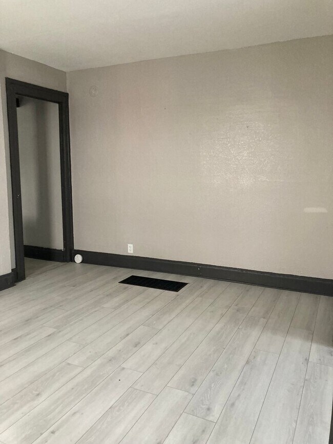 Building Photo - 820-822 HUFFMAN