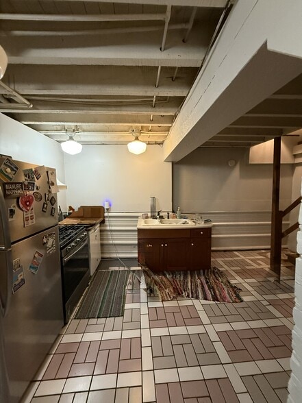 Kitchen sink - 11 Spruce St
