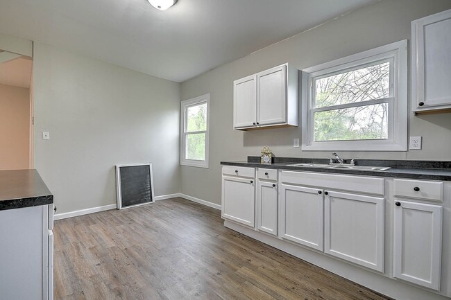 Building Photo - 635 S McKee St