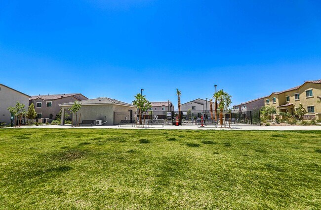 Building Photo - Modern Gated Townhome with Spacious Open Layout & Designer Kitchen!