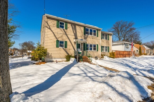 Building Photo - Large 3 Bedroom Apt