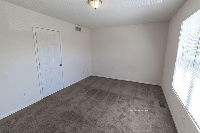 Building Photo - 430 NE Park Ln